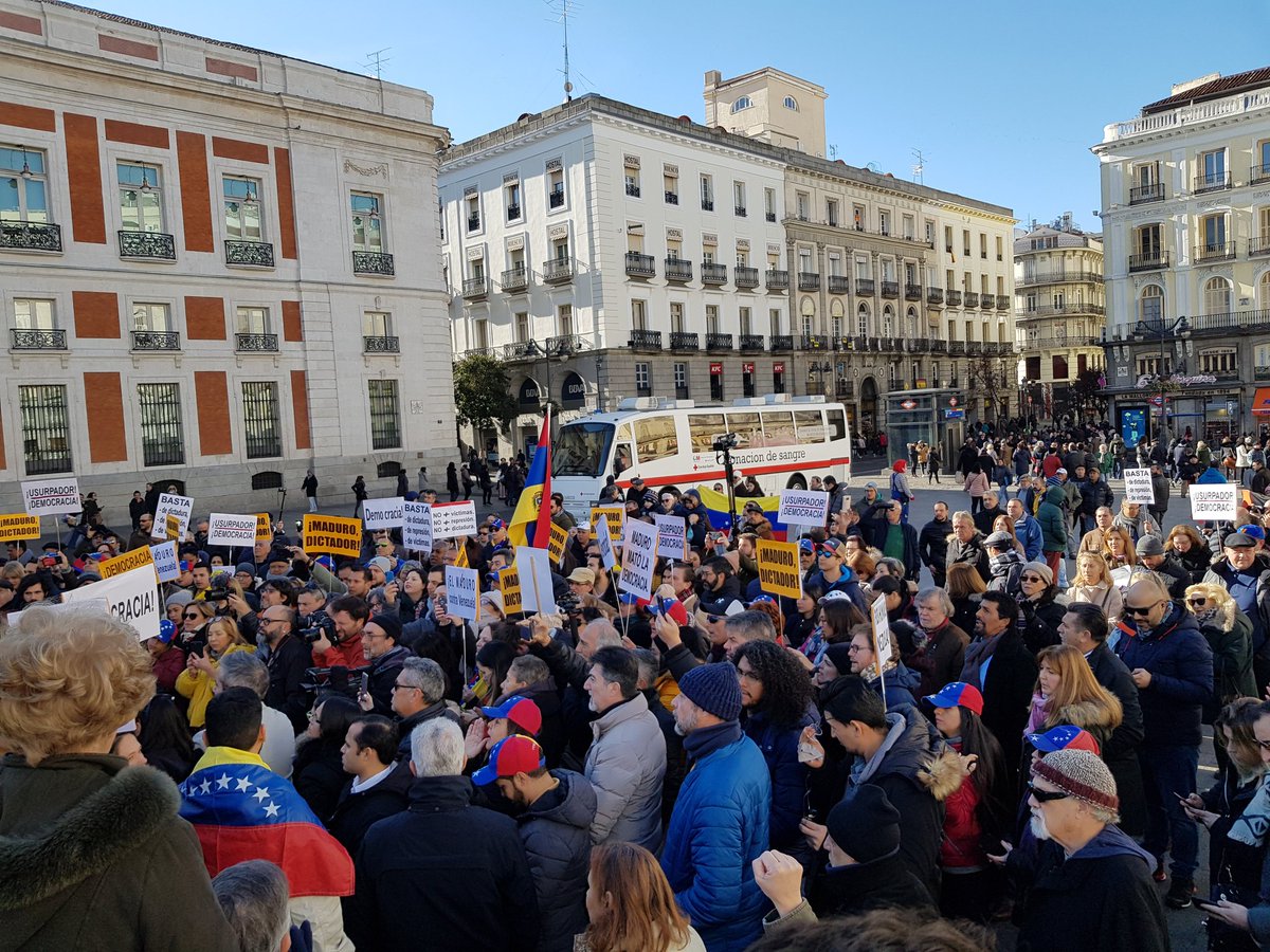 Venezolanos repudian al “usurpador” Maduro en Madrid (Fotos)