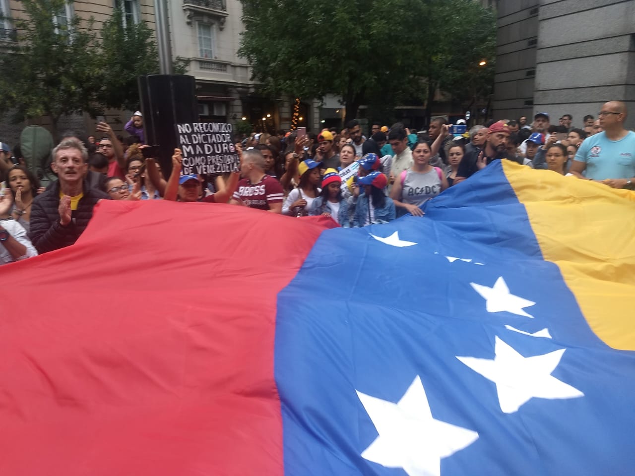 Venezolanos protestaron frente a la sede de la cancillería argentina en Buenos Aires (Fotos)