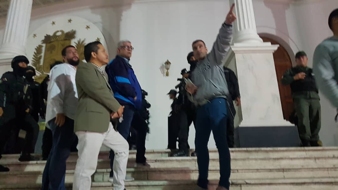 Siguen restringidos los accesos al Palacio Legislativo tras hallazgo de explosivo #5Ene