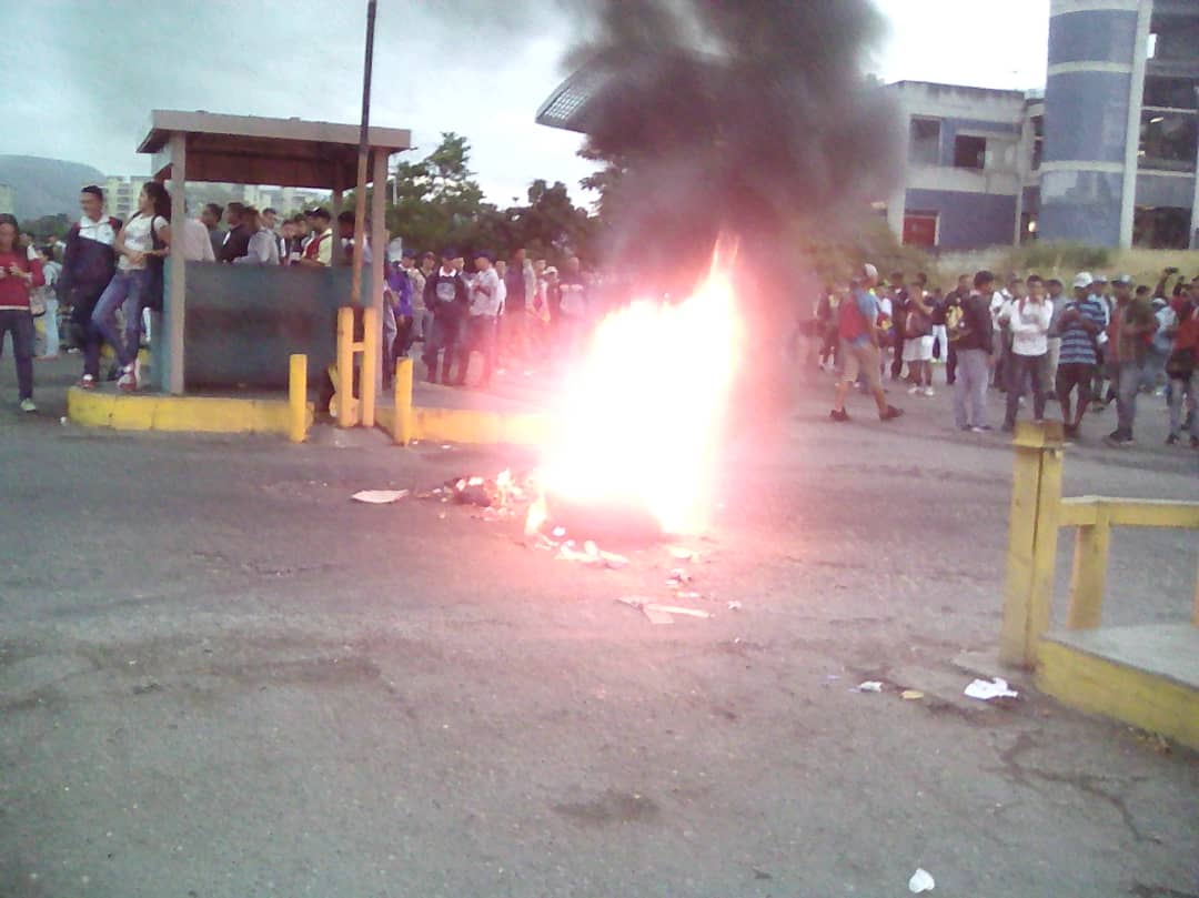 En videos: Charallave se enciende por fallas en el ferrocarril #17Ene