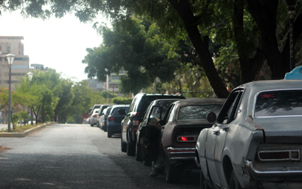 Largas colas en Maracaibo por tan solo 30 litros de gasolina