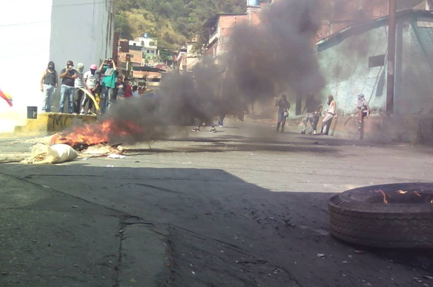 Denuncian incursión de la GNB en apartamentos de Los Mecedores #21Ene (VIDEO)