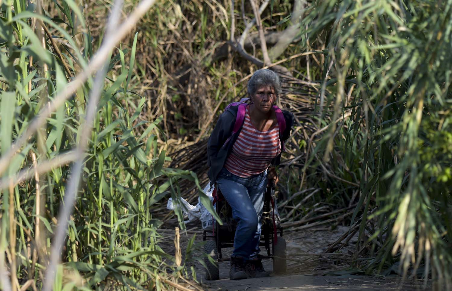 Pese a la “apertura” de la frontera con Colombia, venezolanos continúan movilizándose por las trochas #8Jun (VIDEO)