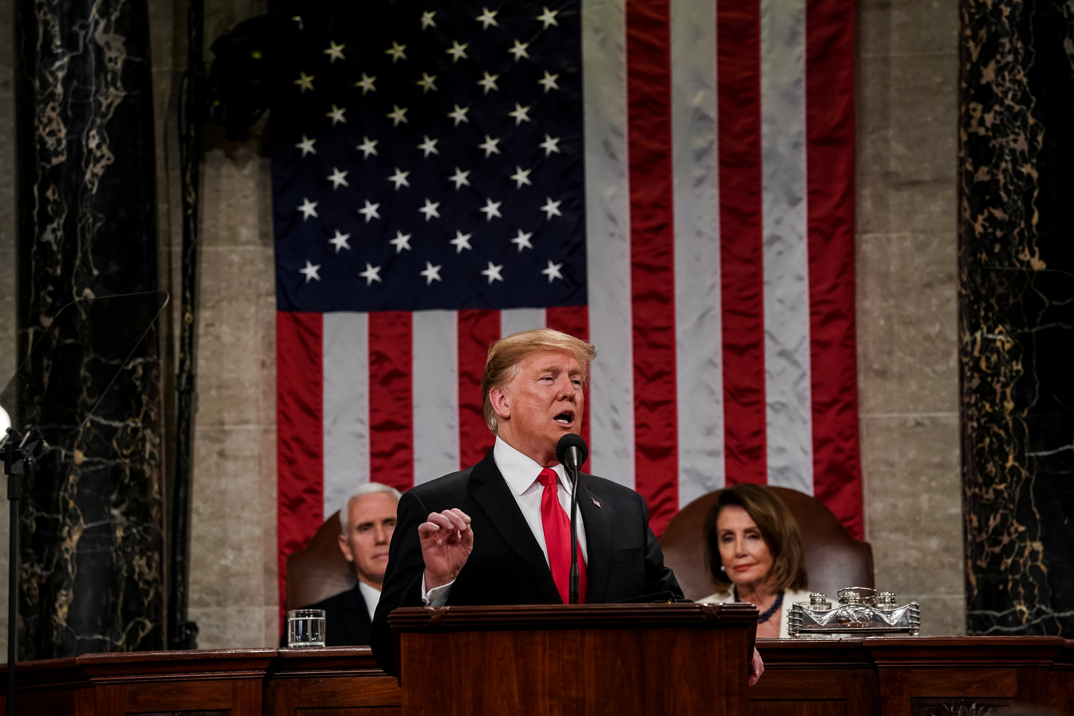 Trump se compromete a levantar muro fronterizo, advierte a demócratas contra investigaciones