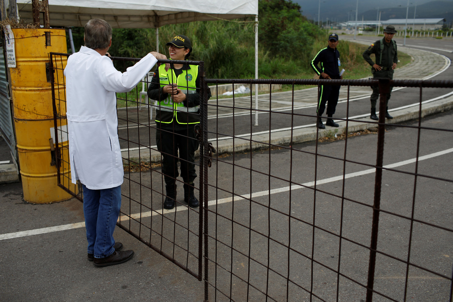 Médicos venezolanos marchan a Cúcuta para exigir el ingreso de la ayuda humanitaria (VIDEOS)