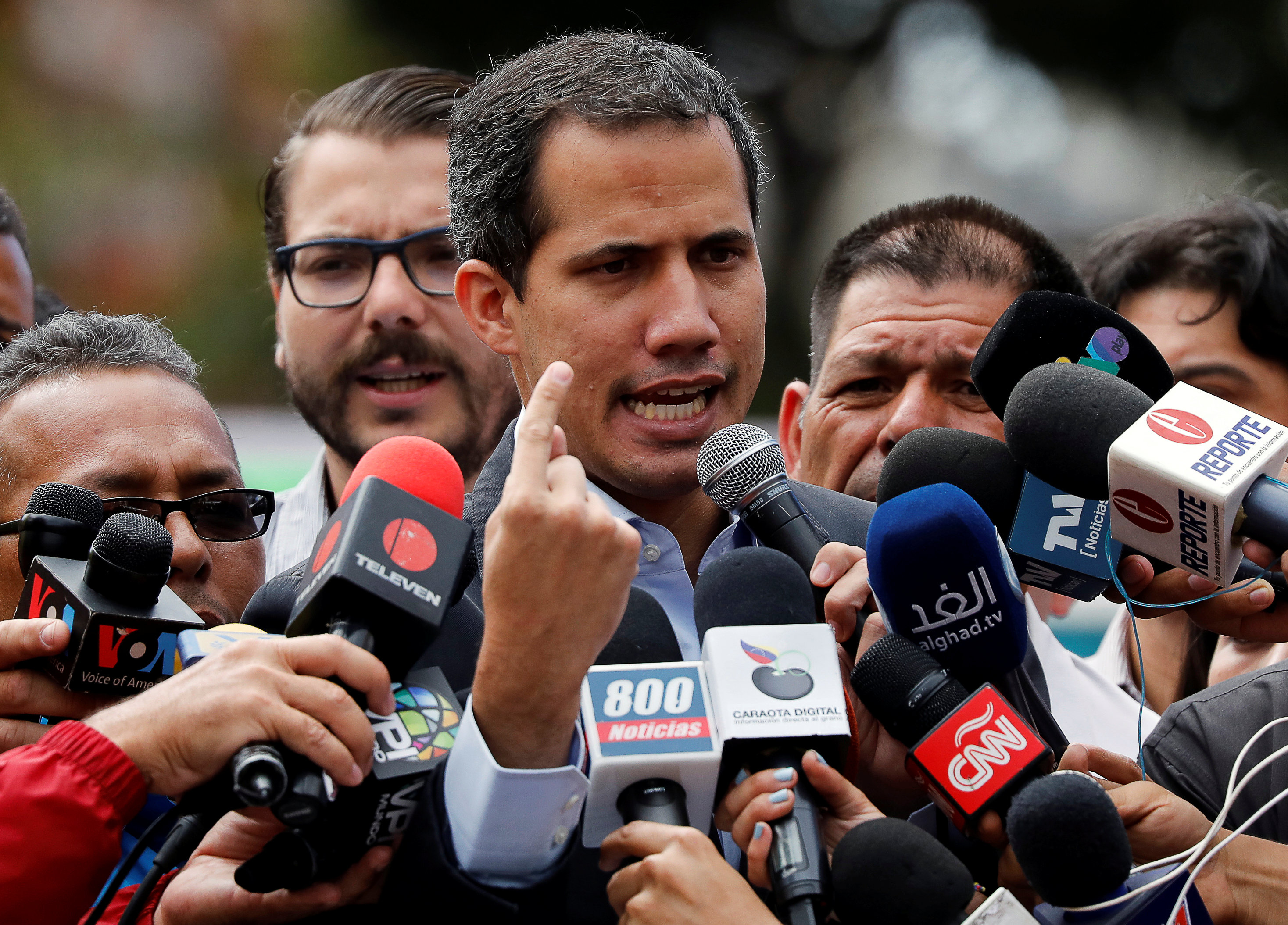 Guaidó responde a Maduro: Ahora quiere elecciones, pero ni una elección de reina de carnaval ganaría (VIDEO)