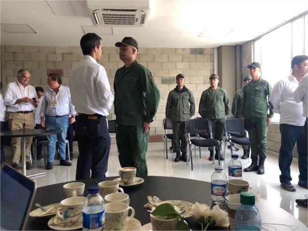 LA FOTO: Militares apegados a la Constitución se cuadran ante el presidente (e), Juan Guaidó