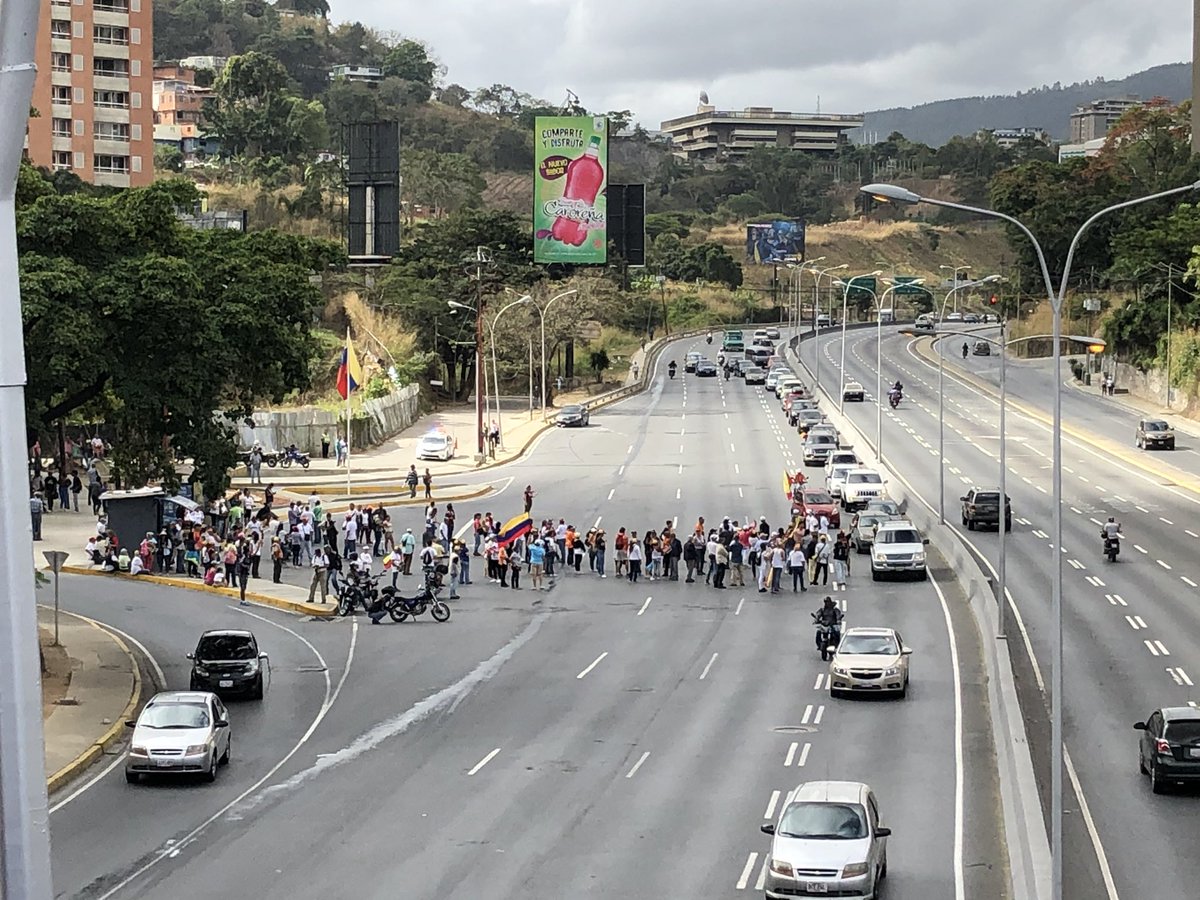 10:30 am Manifestantes comienzan a concentrarse en el distribuidor Santa Fe #12Feb (Fotos)