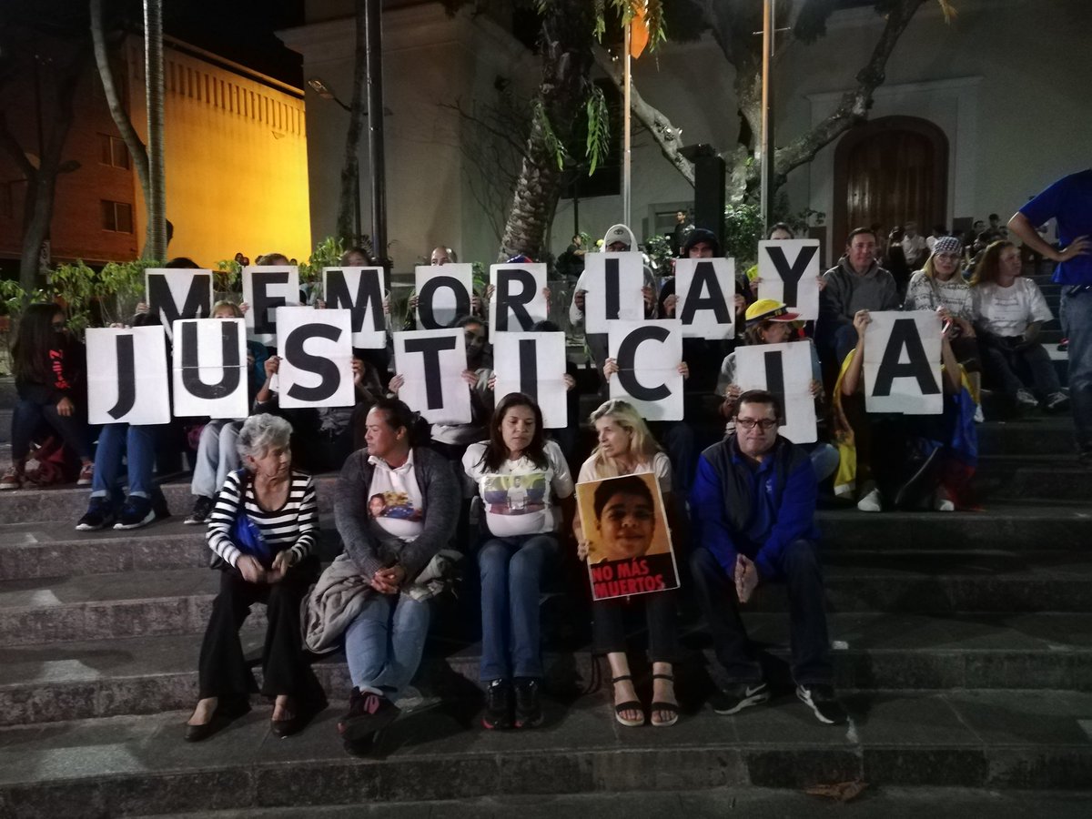 Estudiantes realizan vigilia en la Plaza Bolívar de Chacao este #12Feb (Fotos)