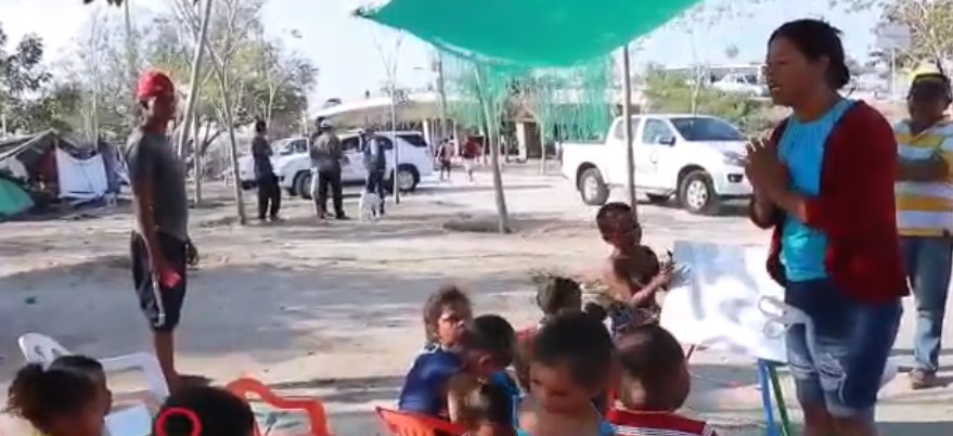 Al menos 80 niños venezolanos reciben clases en una carretera de Barranquilla (FOTO)