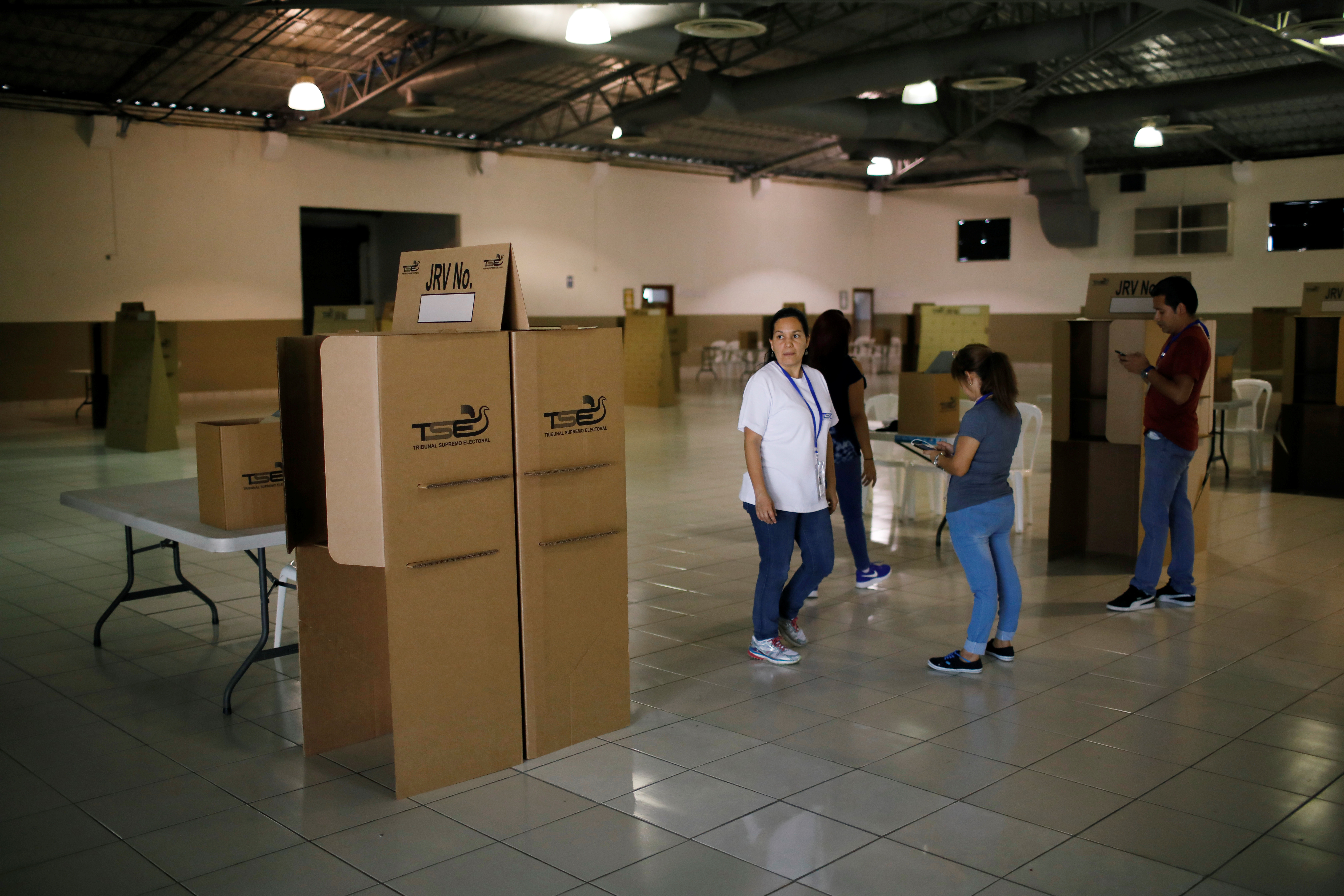 Abren centros de votación para elegir presidente en El Salvador