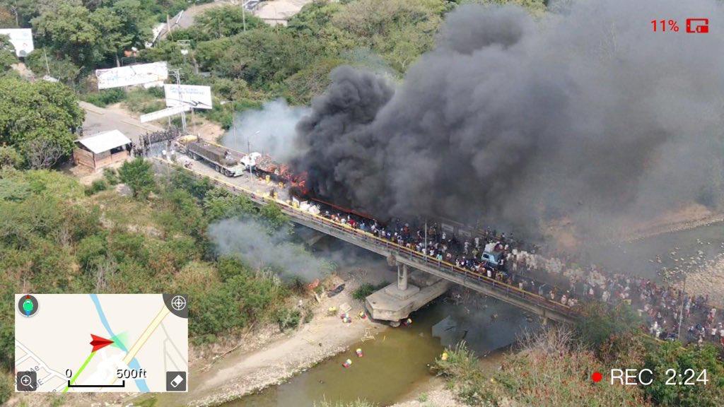 La peor FOTO: Las tres gandolas de ayuda humanitaria quemadas por el chavismo