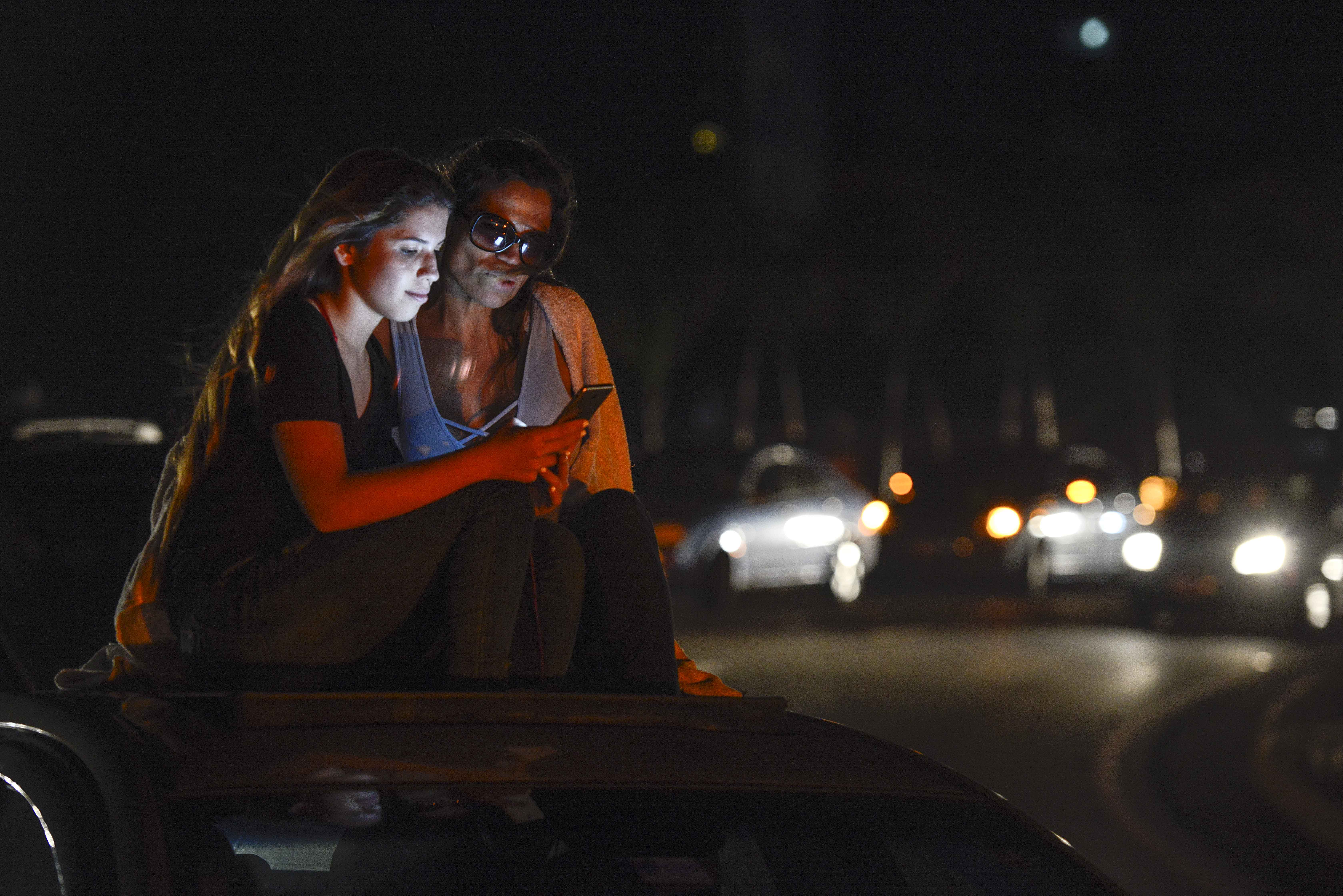 Venezolanos hacen maromas para poder tener señal en sus celulares (Fotos)