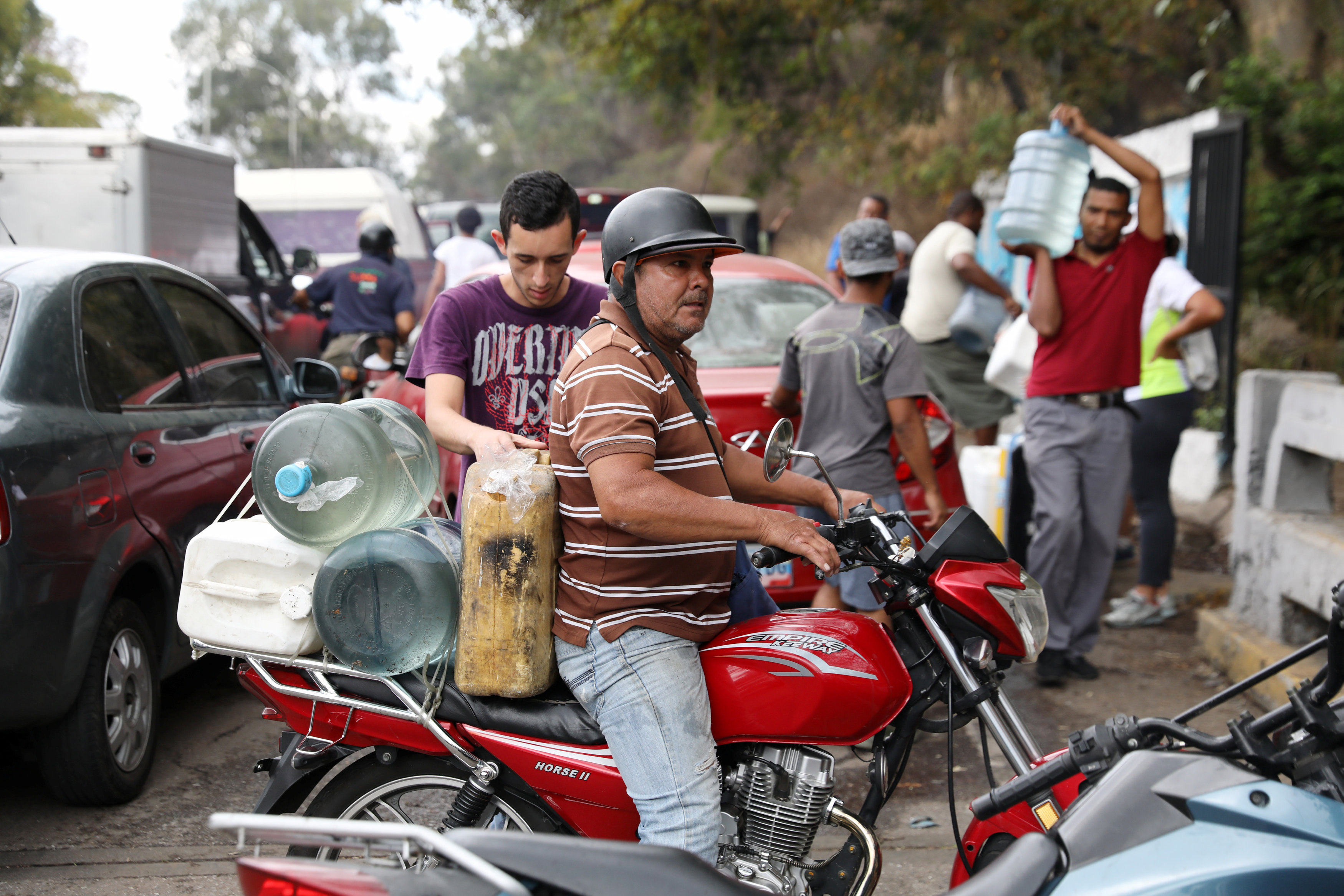 Crecen los problemas de abastecimiento en Venezuela ante intermitencia del gran apagón