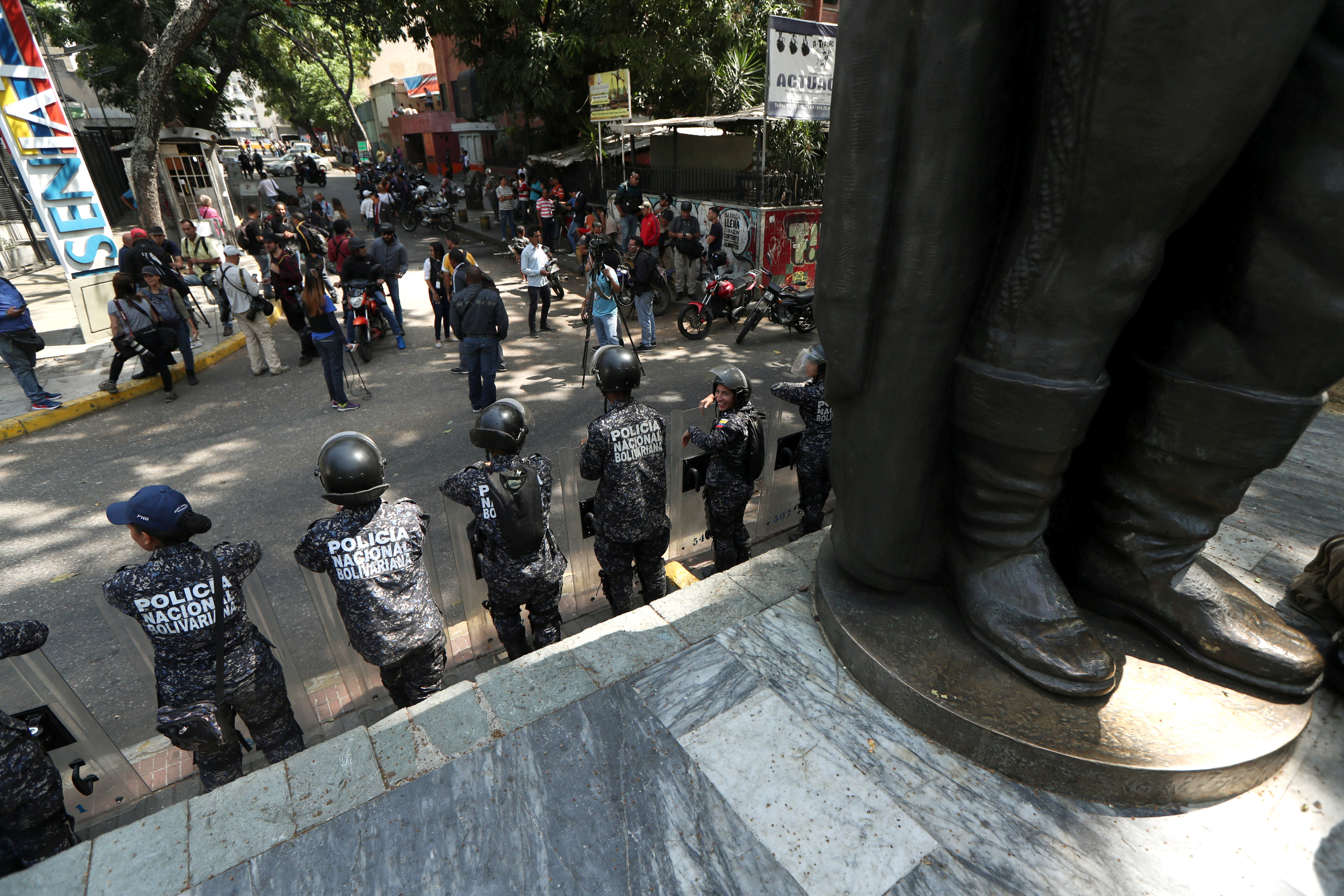 Policía impide en Caracas marcha de trabajadores públicos que respaldan a Guaidó (FOTOS)