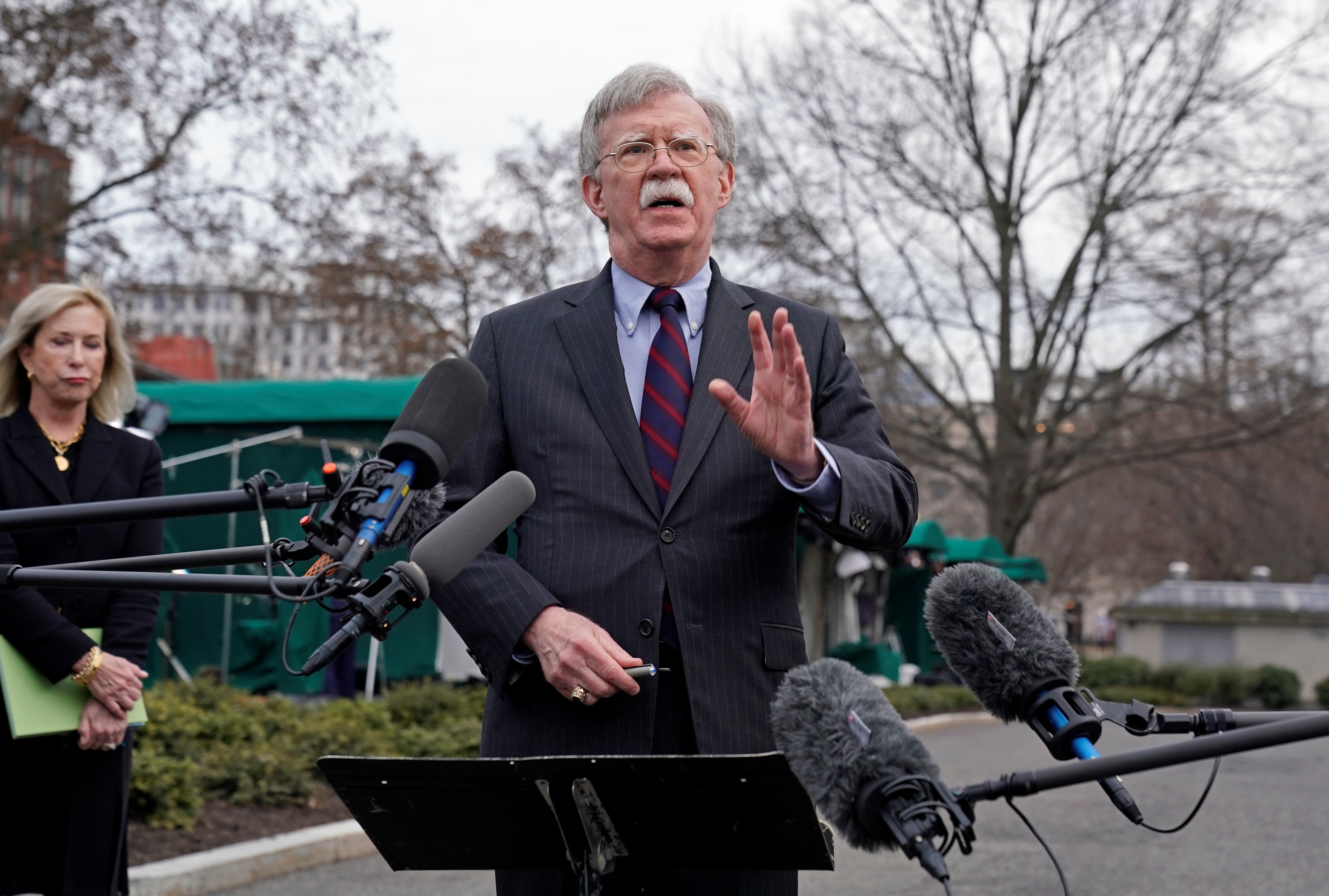 Bolton a los que ayudan a Maduro: EEUU los está observando