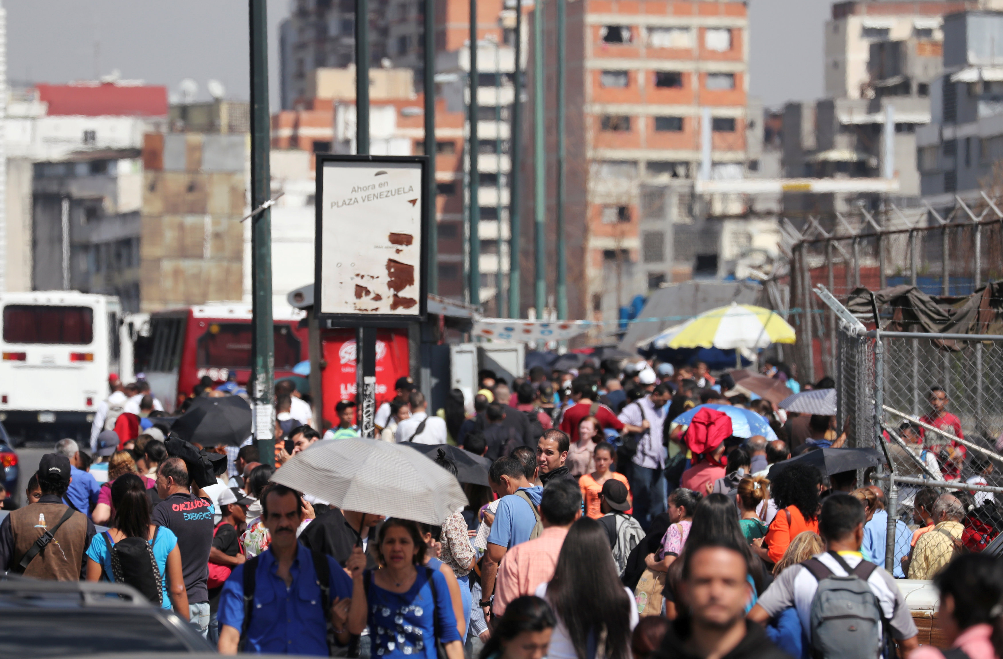 A ‘patica’, así enfrentaron los caraqueños el caos de transporte en medio del apagón #25Mar (Fotos+Videos)