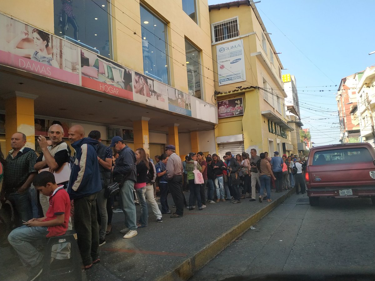 Largas colas en los bancos luego del gran apagón nacional (fotos y video)