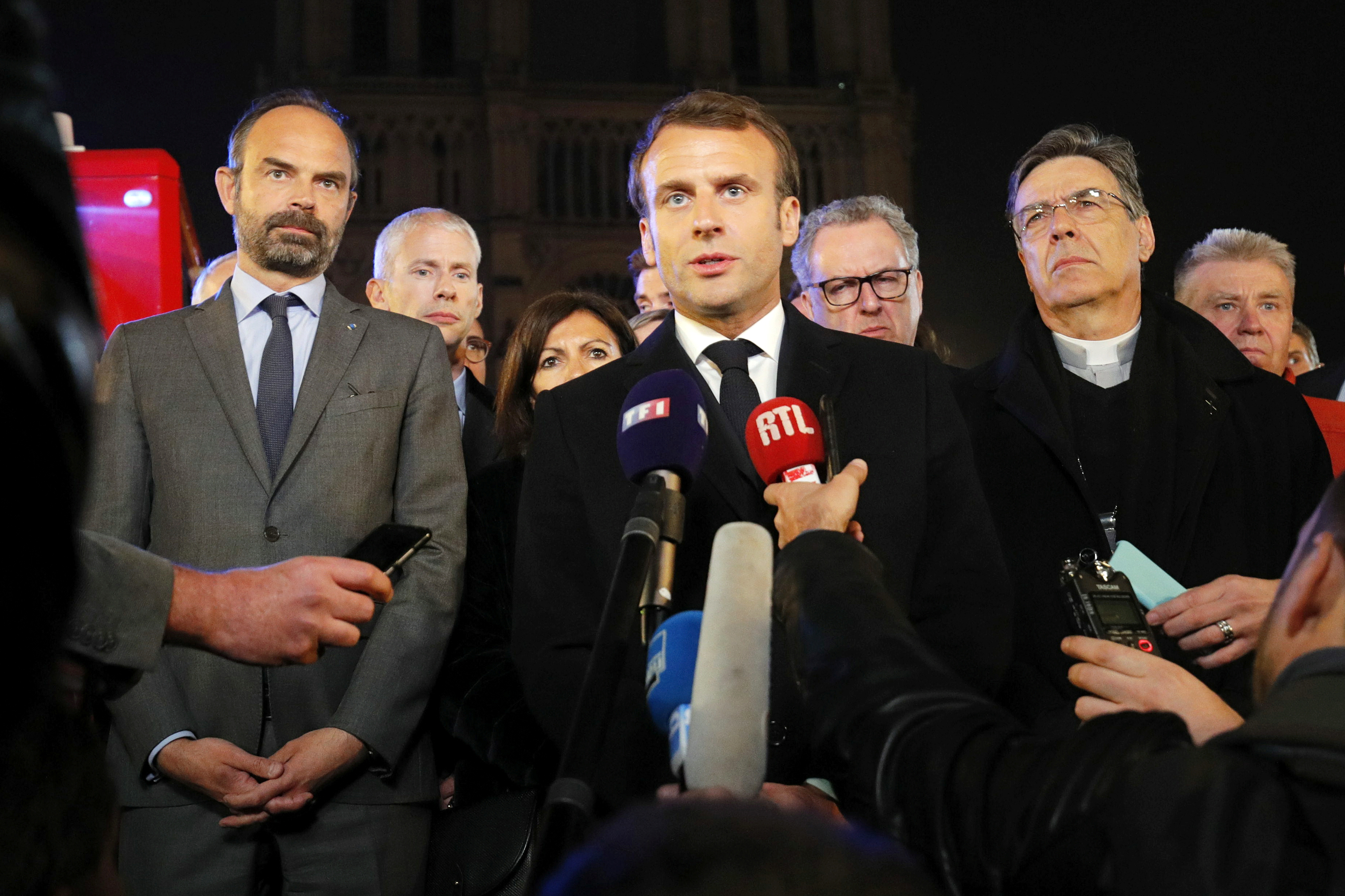 Macron promete la reconstrucción de la Catedral de Notre Dame tras el voraz incendio