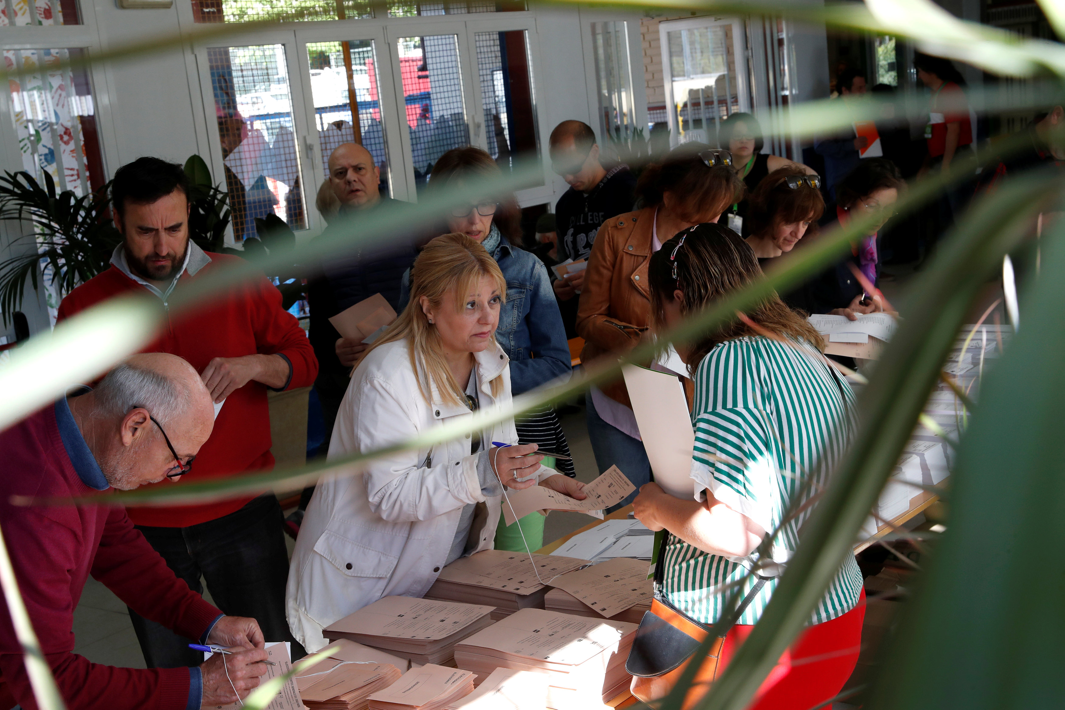 España vota en un escenario político fragmentado y de gran incertidumbre