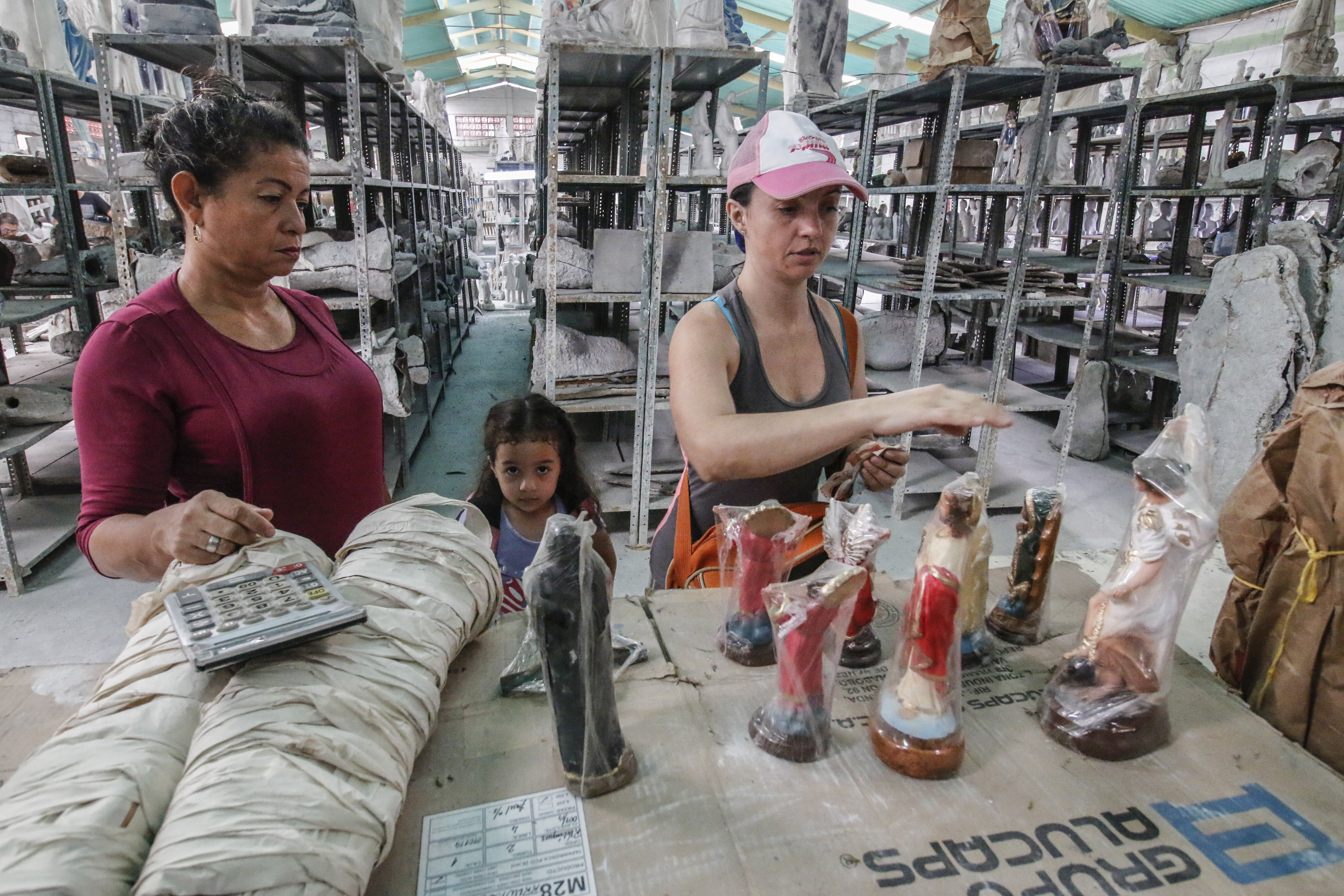 La peregrinación de una venezolana para vender estatuas religiosas en Colombia