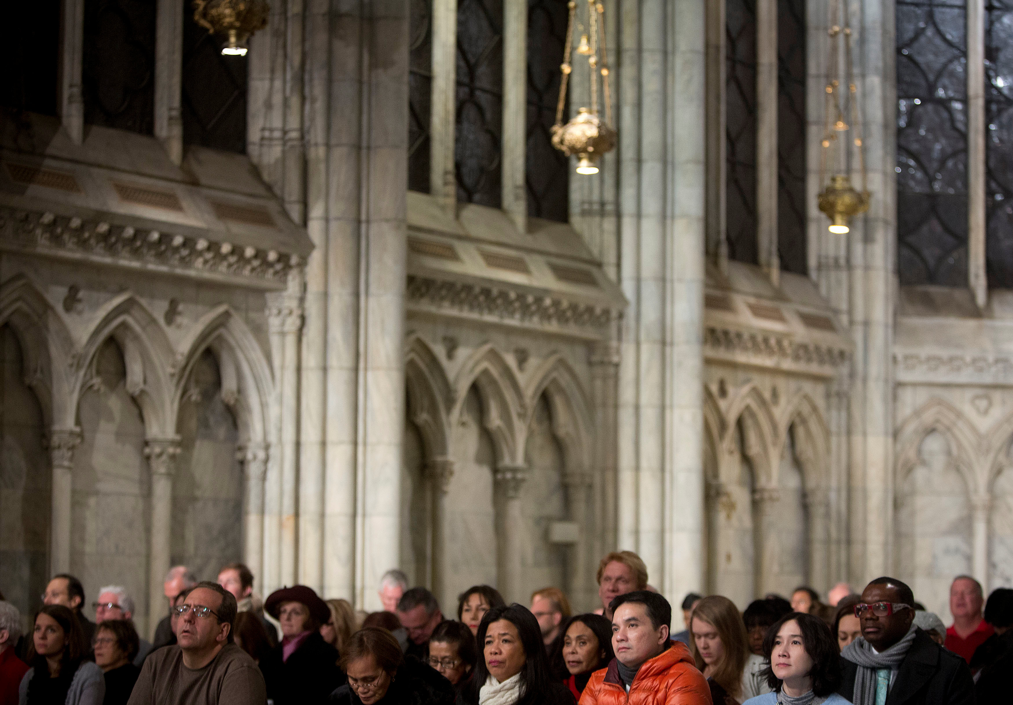 Detienen a un hombre en la catedral de Nueva York con bidones de gasolina