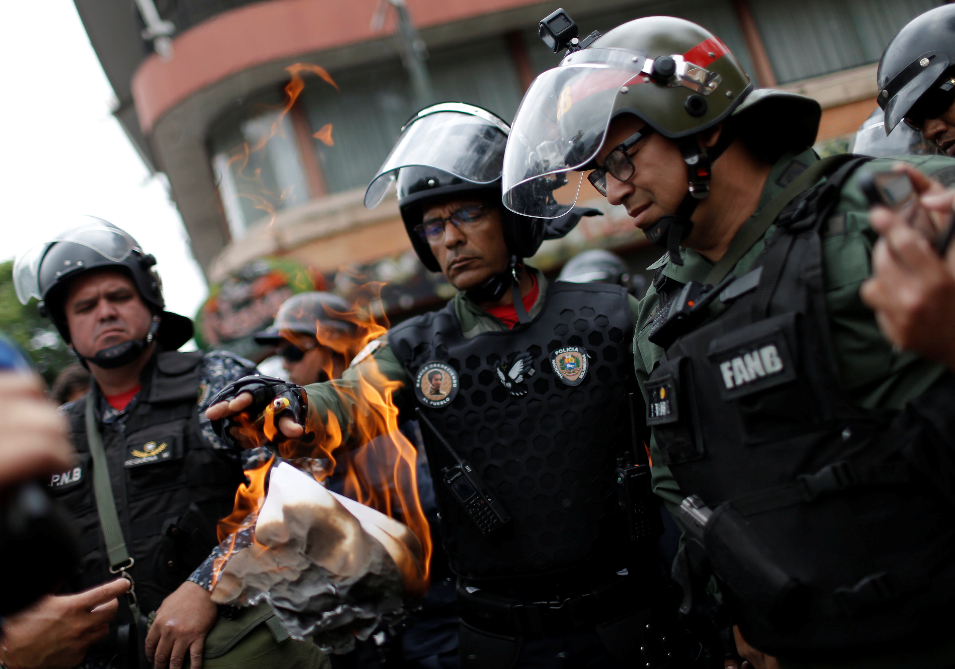 Entre la vergüenza y la decepción: militares venezolanos evitan usar su uniforme en las calles por temor al repudio popular