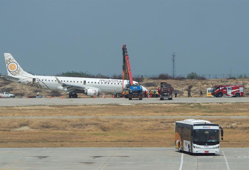 Un avión aterriza de emergencia sin ruedas delanteras en Birmania