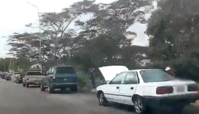 Tachirenses duermen en la cola para llenar un tanque de gasolina (Videos) #17May