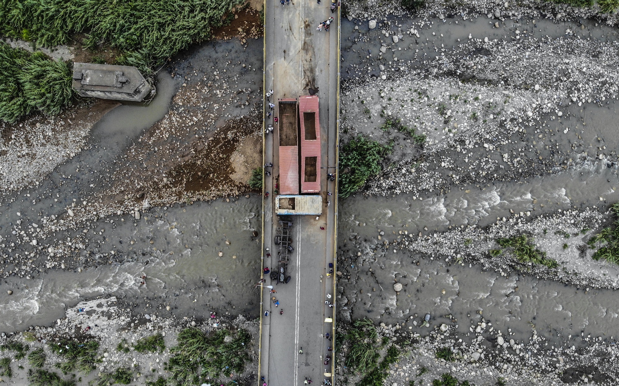 Los containers en el puente Simón Bolívar se mantienen tras cinco días de apertura #12Jun (video)