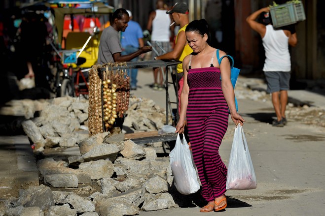 La economía cubana sigue atascada en su propia realidad, según expertos