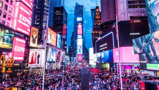 ¡OMG! Esta flaca hace el Pe-Pe-Perreíto en las calles, frente al Time Square (VIDEO)