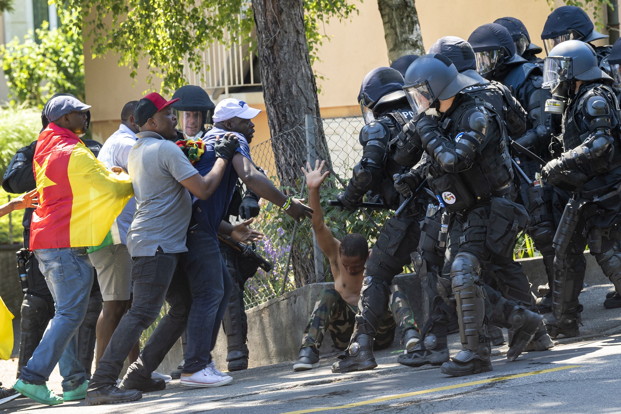 Suiza detiene seis guardias del presidente de Camerún por agredir a un reportero