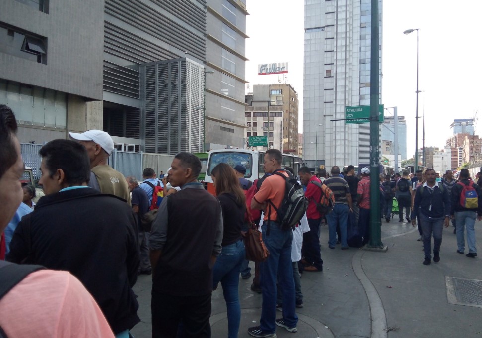 Enormes colas en Zona Rental a la espera de Metrobus durante el mega apagón rojo #23Jul (fotos)