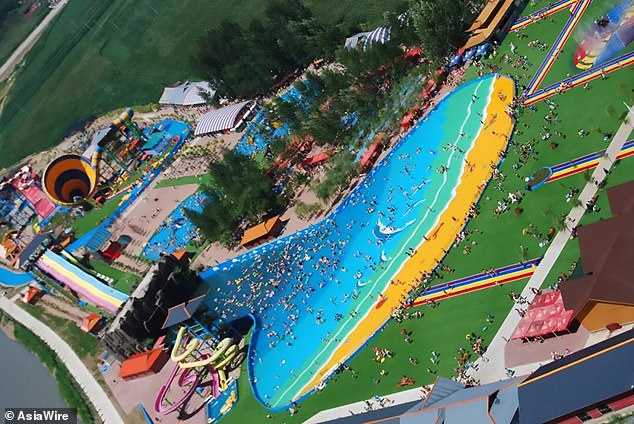 Se estaban bañando en la piscina cuando el tsunami mecánico se descontroló (Video+¡Oh mi Dios!)