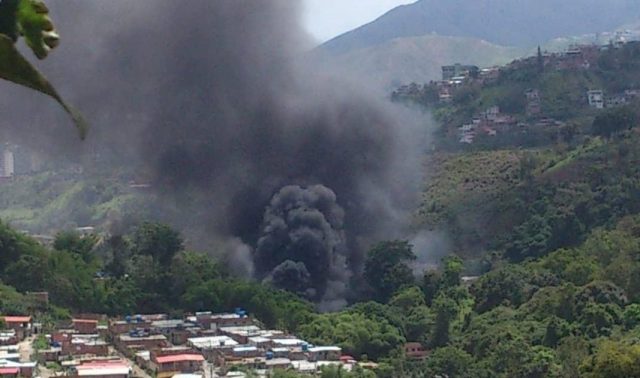 Bomberos de Miranda combatieron fuerte incendio en galpón de plataneras en Los Teques #14Jul