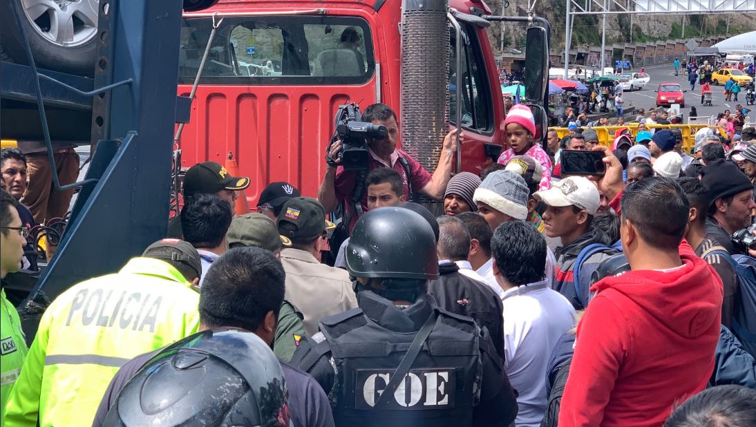 Policías de Ecuador y Colombia dialogan con venezolanos para despejar el puente Rumichaca (Fotos y Video)