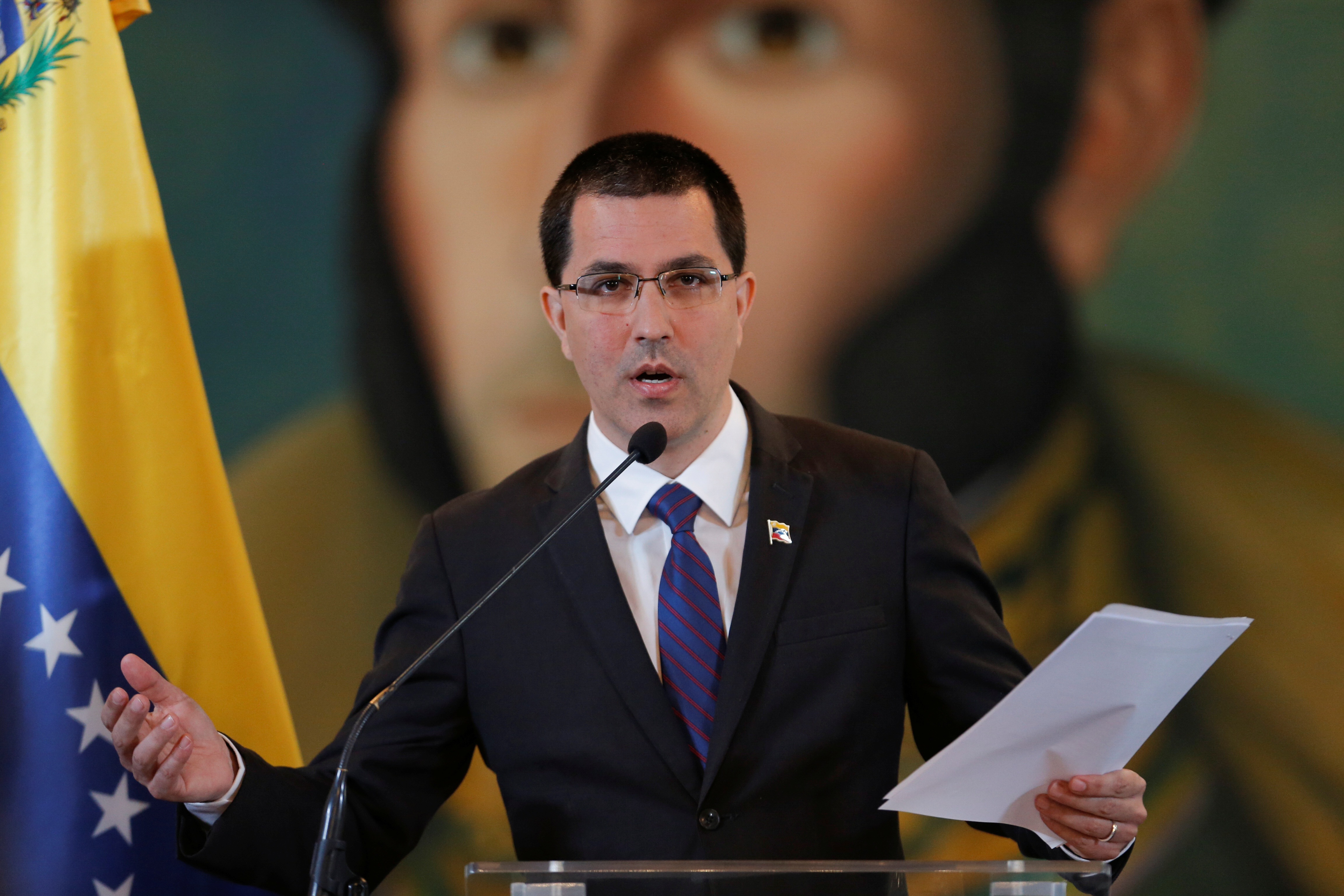 Arreaza afirmó que identificarán a “indolentes confesos” que “celebran” las sanciones de Washignton