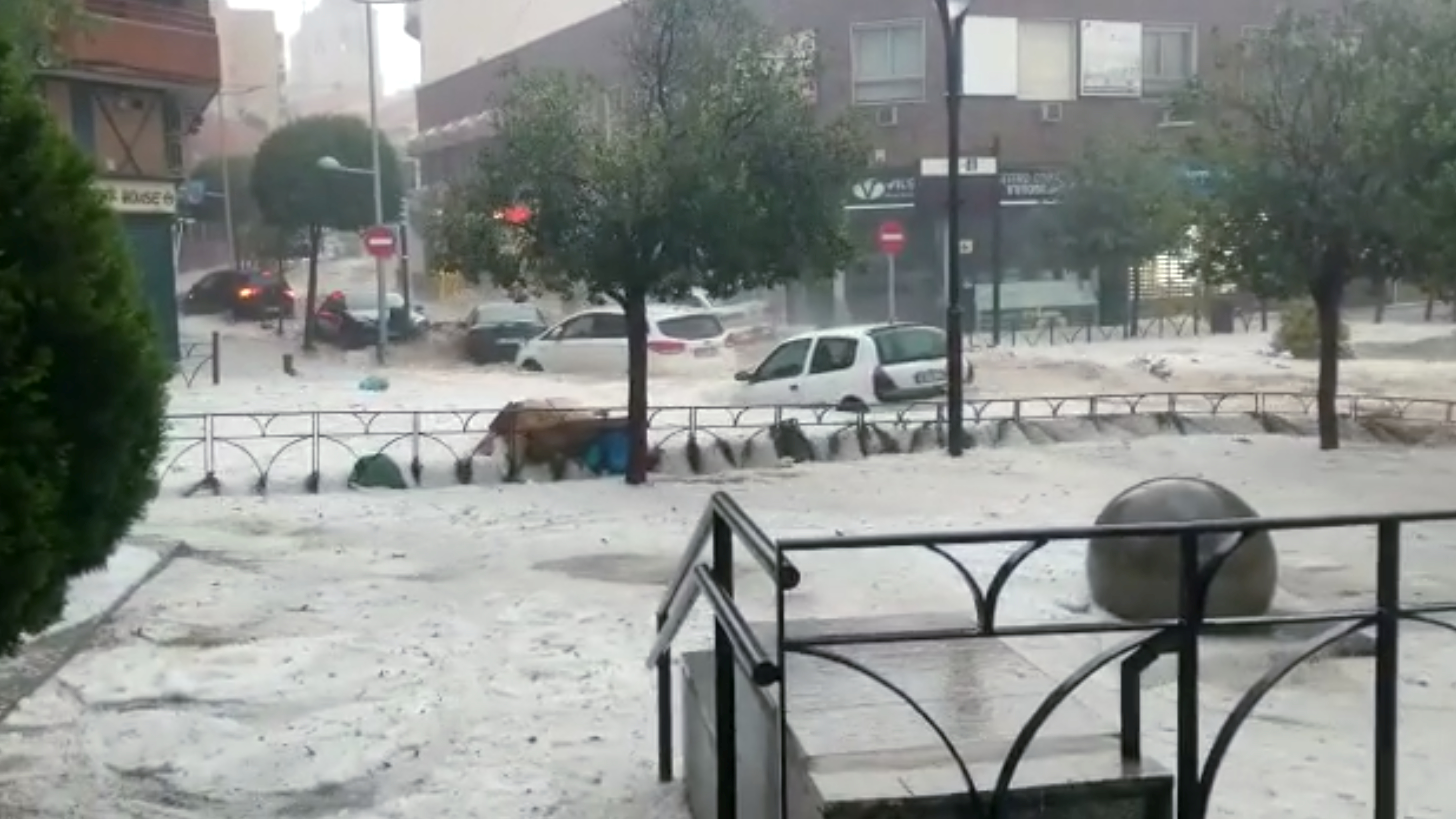 EN FOTOS: El granizo y las fuertes lluvias mantienen a los españoles es sus casas