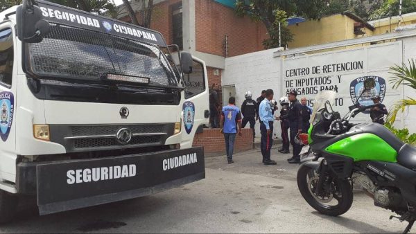 PoliVargas incautó trece chuzos tras requisa en el retén de Macuto