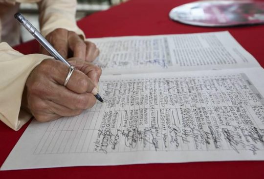 Vaya vaya… si no firmas contra Trump te quedas sin caja Clap (VIDEO)