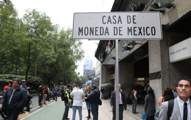  Vista de una señal de ubicación frente a la Casa de Moneda donde trabajadores de los medios de comunicación esperaban información este martes, luego de que un grupo armado realizara un robo en sus instalaciones en el céntrico Paseo de la Reforma de la Ciudad de México (México). - FOTO: EFE/Mario Guzmán