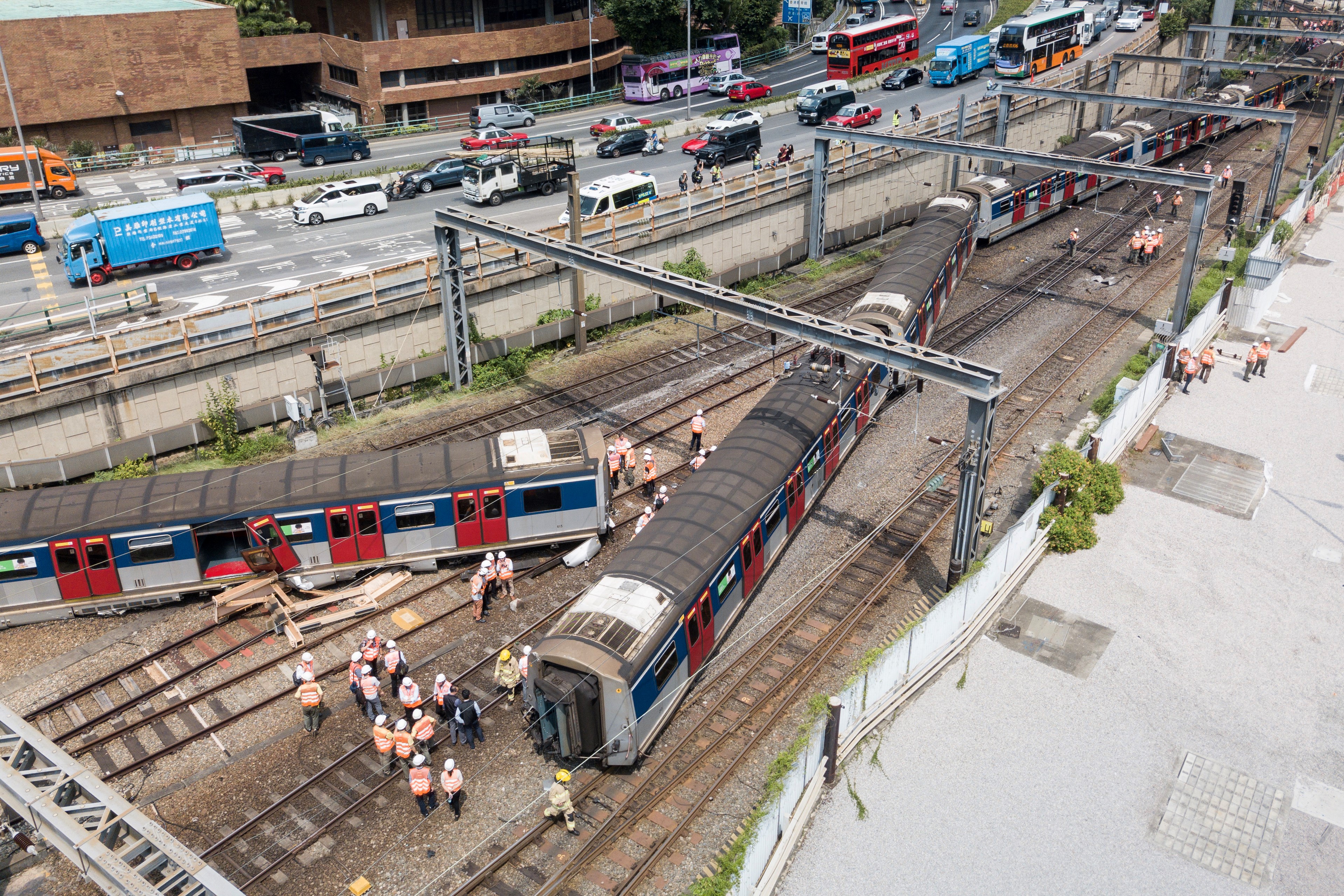 Al menos ocho heridos tras descarrilar un tren de pasajeros en Hong Kong