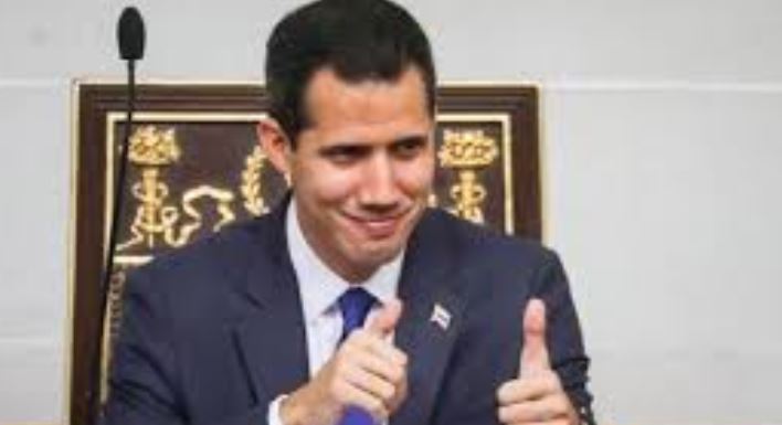 Guaidó aprovechó una FOTO con una venezolana para restarle importancia a la polémica