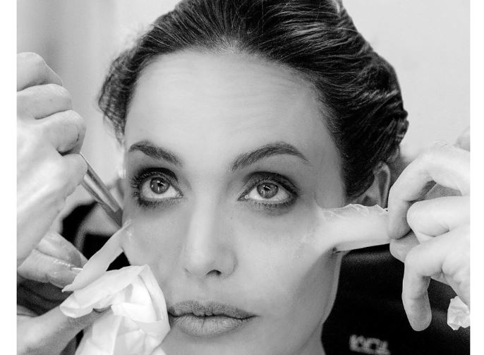Captan la increíble transformación de Angelina Jolie en su papel de Maléfica (Video)