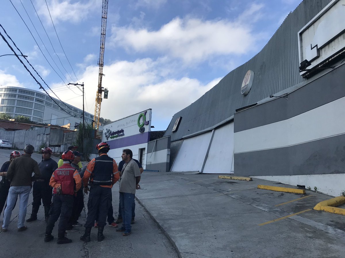 Colapsa taller mecánico en la pendiente de Los Naranjos #27Sep (IMÁGENES)