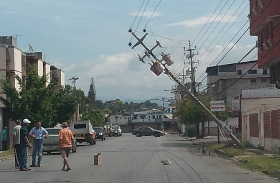 LA FOTO: Así quedó este poste luego del fuerte temblor registrado en Cúmana