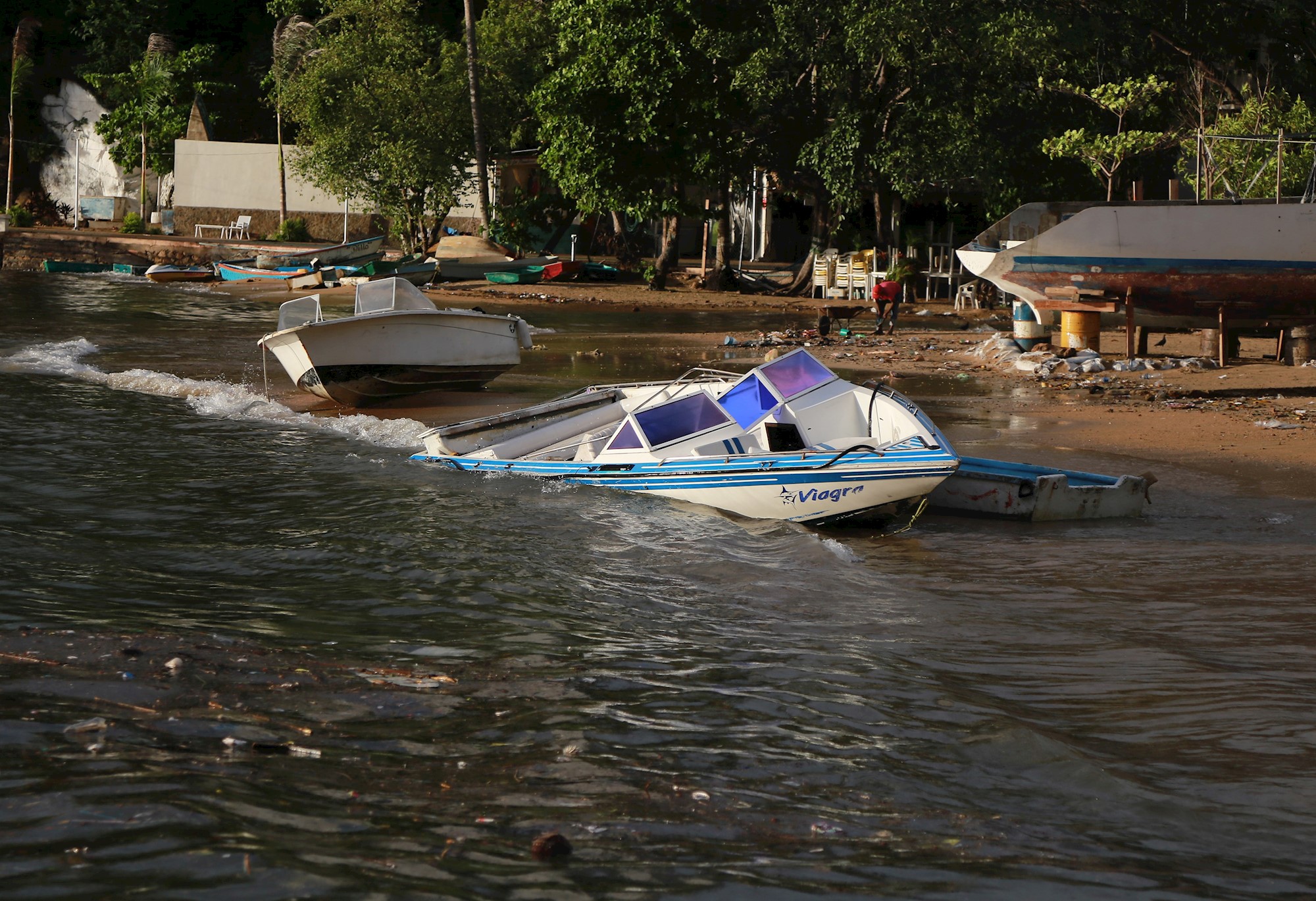 El huracán Lorena toca tierra en el oeste de México causando fuertes lluvias