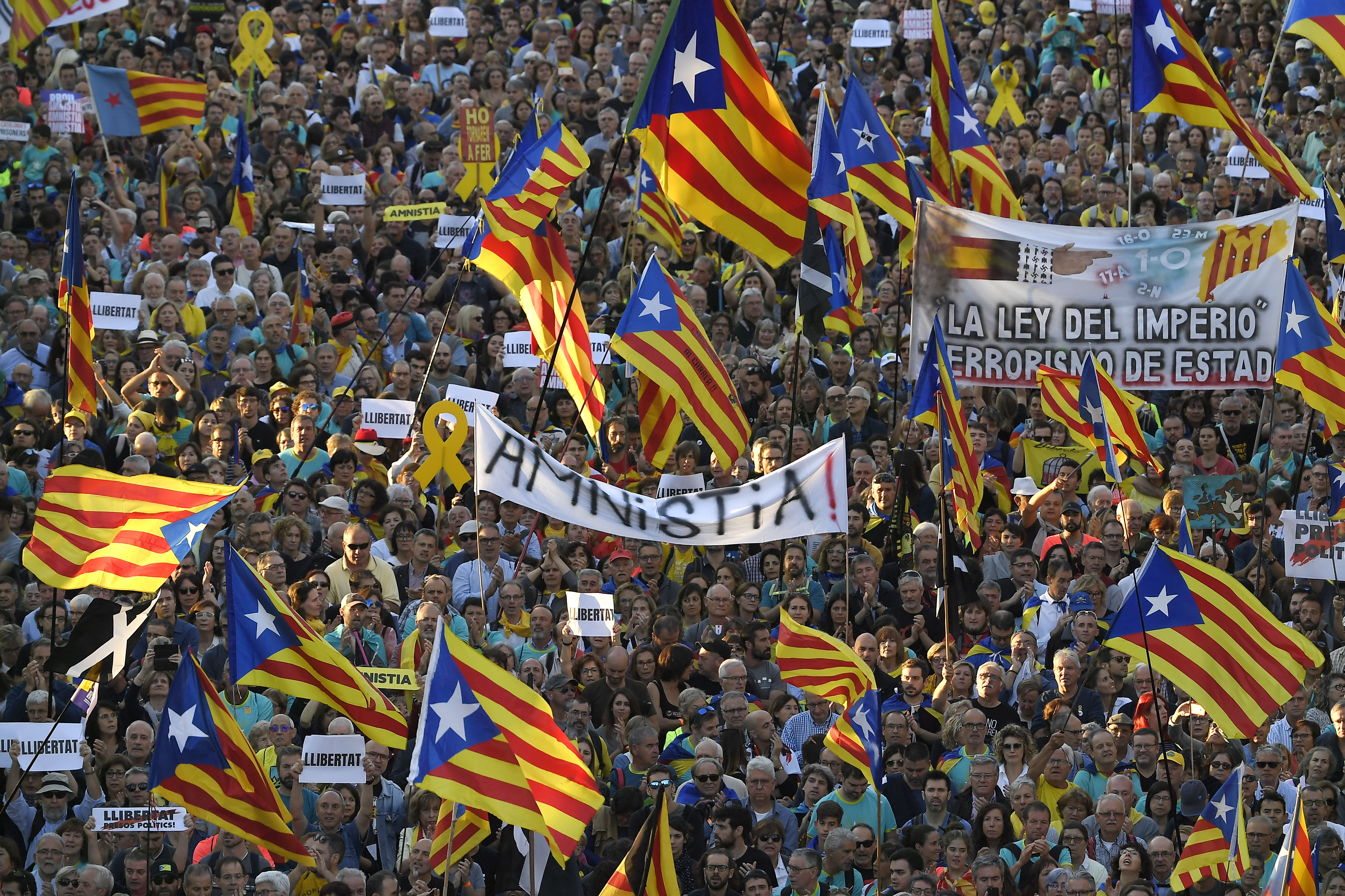 La masiva manifestación separatista en Barcelona finalizó con altercados (FOTOS)