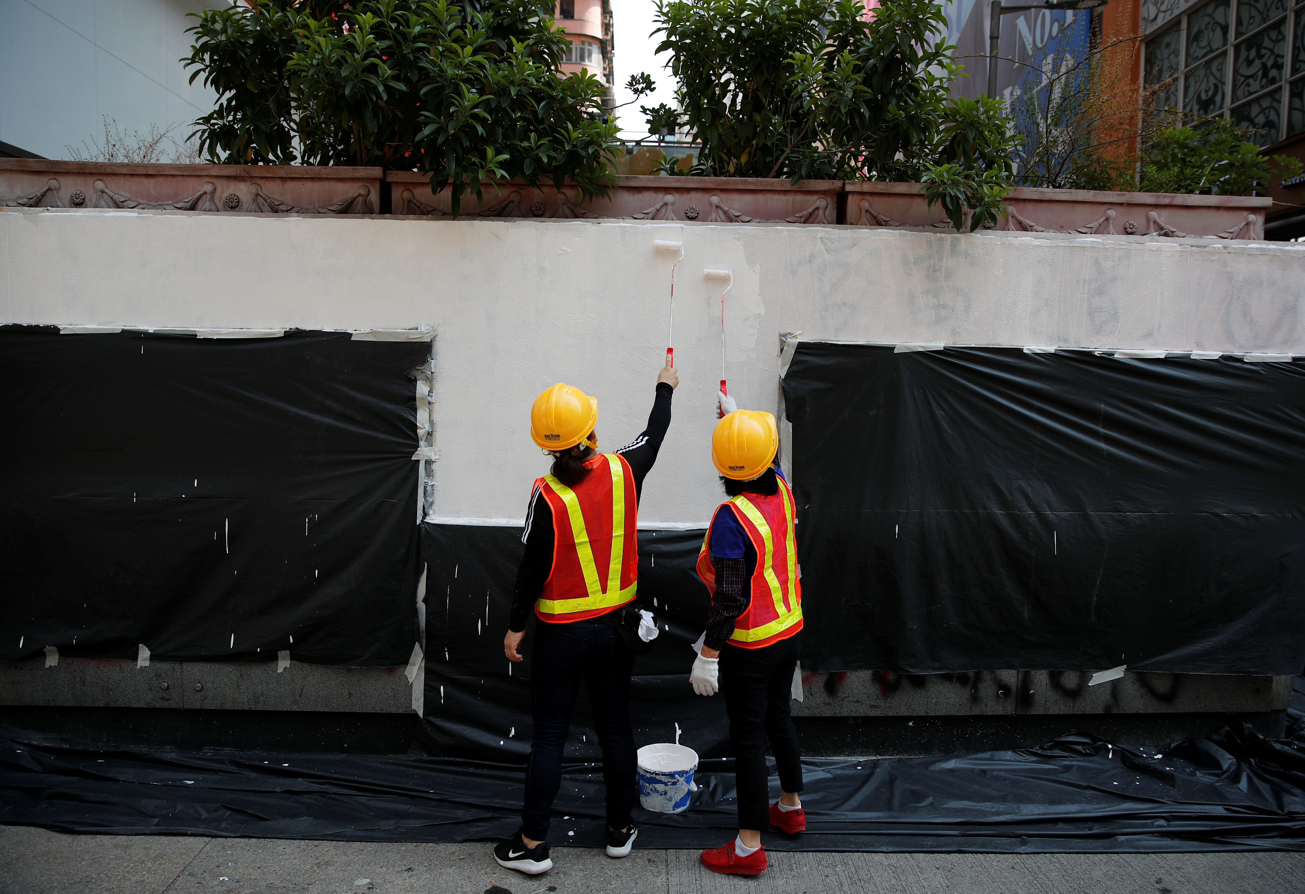 Manifestantes de Hong Kong dan su apoyo a los activistas catalanes